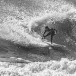 Sebastian Jimenez surft eine Welle in Schottland