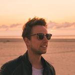 Sebastian Jimenez surft eine Welle in Schottland