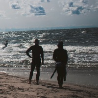 Zwei Surfer schauen auf das Wasser